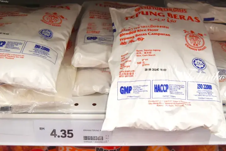 Erawan Brand Blended Rice Flour bags on a supermarket shelf with a price tag of RM 4.35.