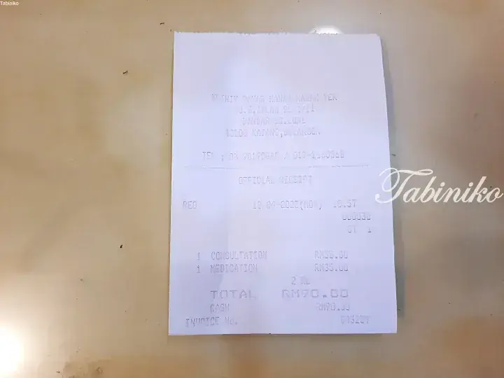Official receipt from Klinik Pakar Hamak Hamak Yer in Kajang, Selangor, showing consultation and medication costs totaling RM90.00.