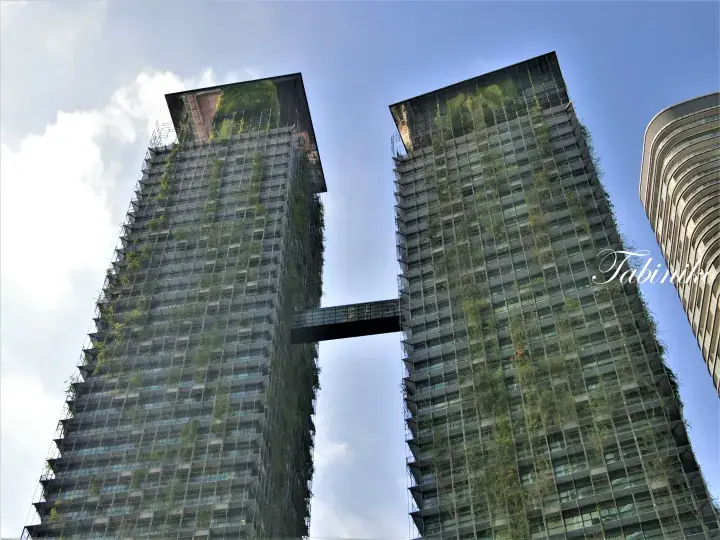 吉隆坡两座带有垂直花园和空中连廊的现代高层住宅楼。