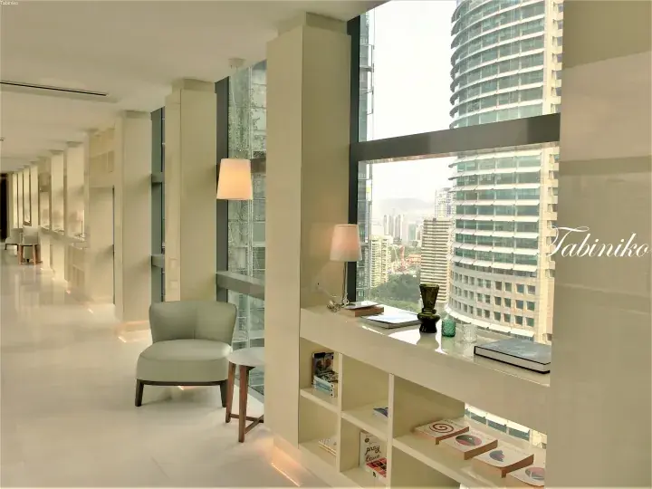 吉隆坡高层建筑内设有阅读区和城市景观的现代白色休息区。