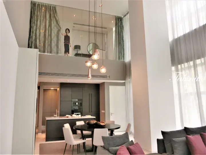现代阁楼式住宅内部，设有夹层卧室、吊灯以及开放式厨房和用餐区。