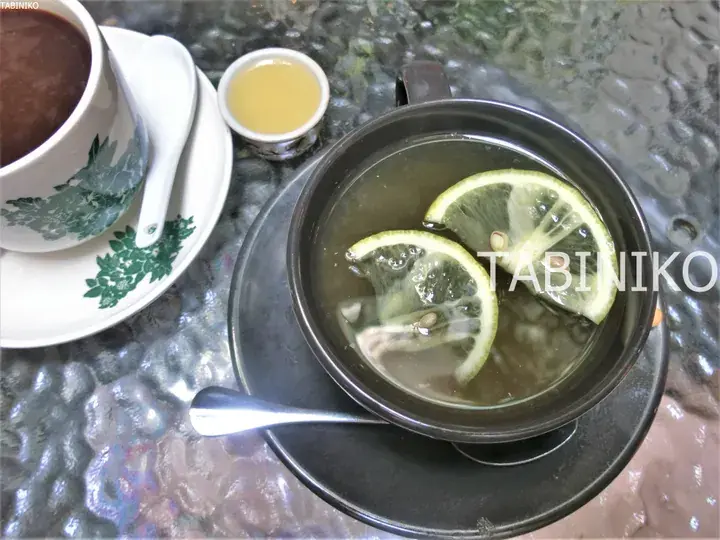 マレーシアのコーヒーショップで提供されるレモンティーと赤豆スープ。