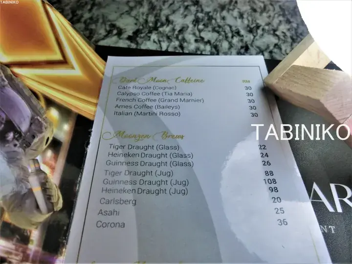 マレーシアリンギットで価格が表示された、Dark Moon CaffeineとMoonzen Brewsのドリンクメニュー。
