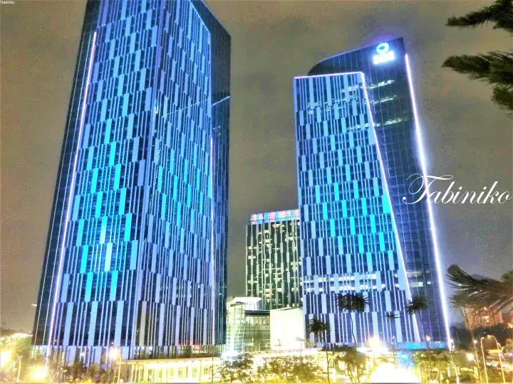 プトラジャヤの夜に青くライトアップされたIOI City Mallの塔。