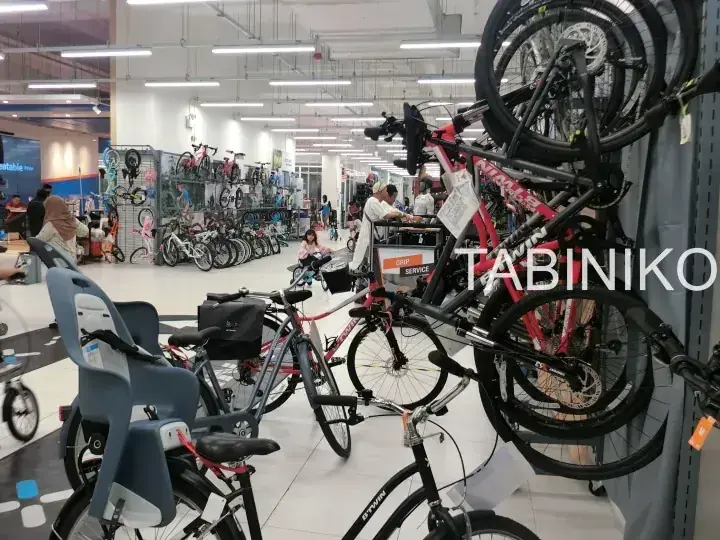 店内に様々な自転車が展示され、客が閲覧している自転車店の様子。