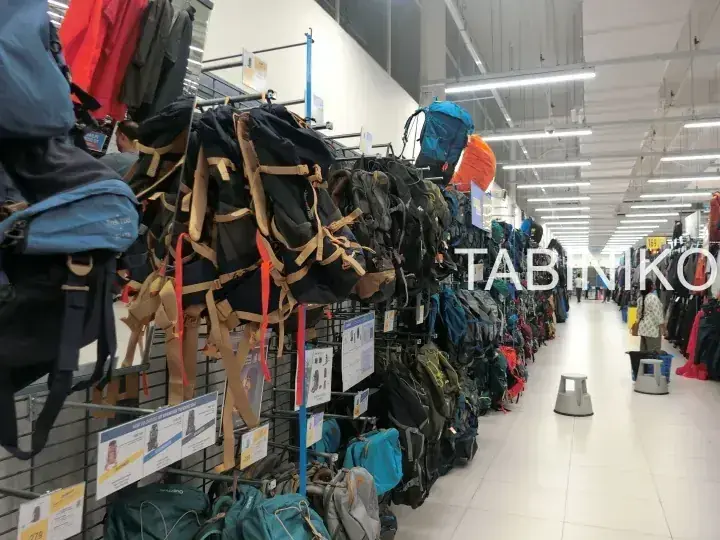 色とりどりの登山用バックパックやアウトドアグッズが並ぶ店舗の通路。