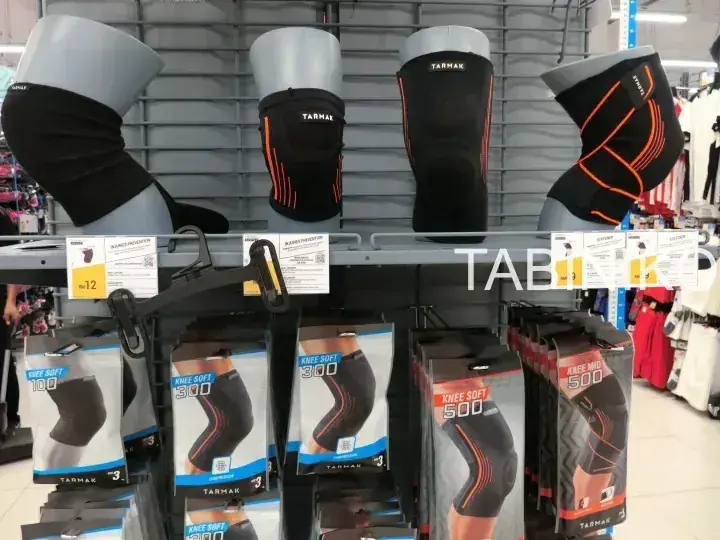 小売店の棚に並んだTARMAKブランドの膝サポーターと価格表示ラベル。