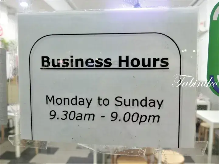 マレーシアの店舗に掲示された営業時間の看板。月曜日から日曜日まで午前9時30分から午後9時00分まで。