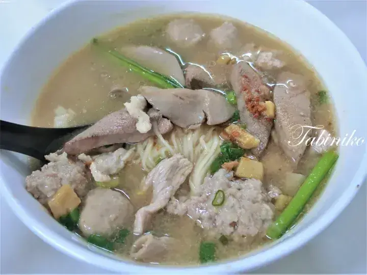 豚レバー、挽き肉、団子、青菜が入ったマレーシアの豚骨ラーメン。