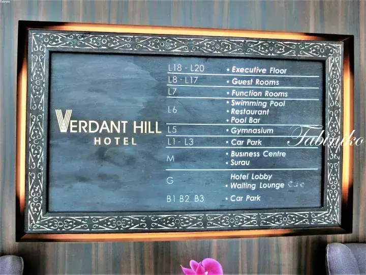 Verdant Hill Hotelのフロア案内看板。客室やプール、ジム、駐車場などの施設が記載されています。