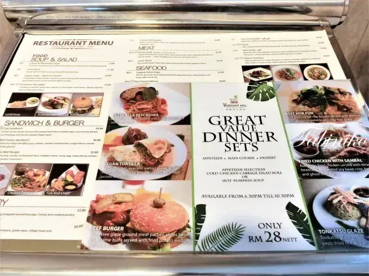 Veranda Hill ResortのRM28のディナーセットを掲載したレストランメニュー表。