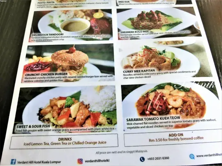 クアラルンプールのVerdant Hill Hotelのメニュー。 pesto pasta、mee sua、サラワクコロミーなどマレーシアリンギット表示。
