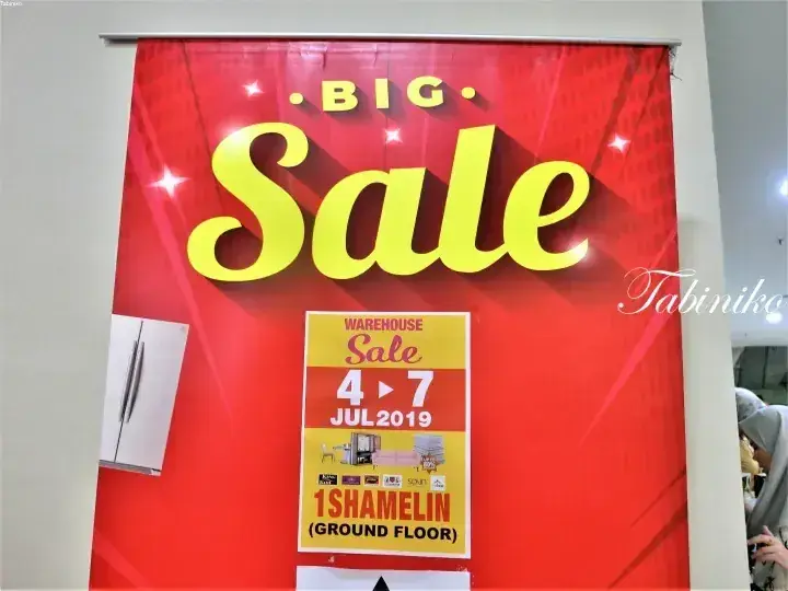 2019年7月4日から7日、1 Shamelinの1階で開かれるWarehouse Saleを告知する赤いBIG Saleバナー。