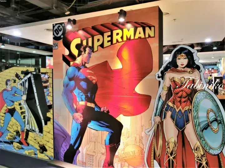 DCコミックスの展示ブースに設置されたスーパーマンとワンダーウーマンの大きな切り絵。