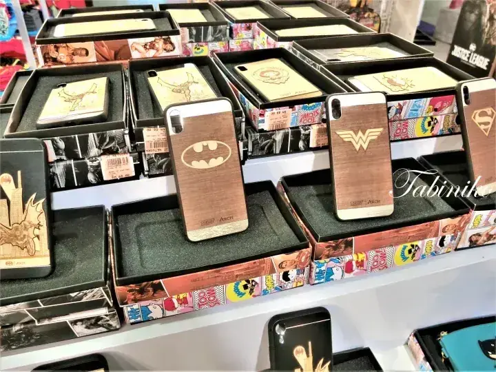 バットマンやワンダーウーマンのロゴが刻まれた木製スマホケースが店頭に並んでいる。