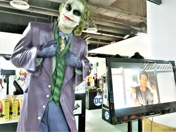 DCコミックスの店舗に展示された、紫色のスーツを着たジョーカーの等身大像。