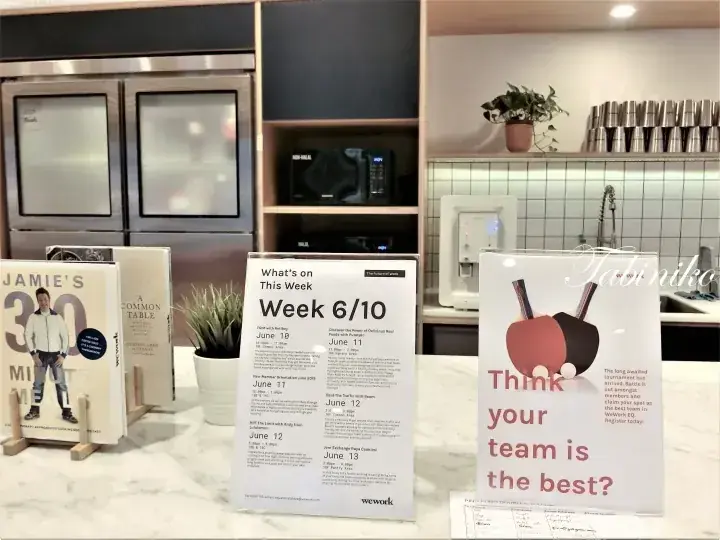 週刊イベントスケジュール、モチベーションボード、書籍が並ぶWeWorkのラウンジエリア。