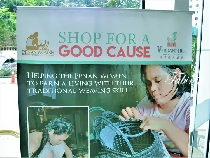 クアラルンプールのVerdant Hillホテルで展示された、伝統的な織り技術で生活を支えるPenan Women Projectのバナー。