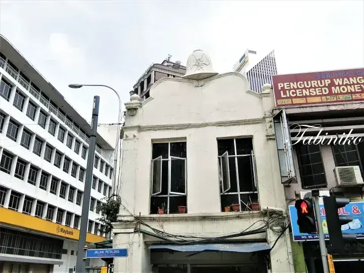 ジャラン・ペタリンの古い店屋敷とメイバンク、ライセンスドマネーショップの看板。
