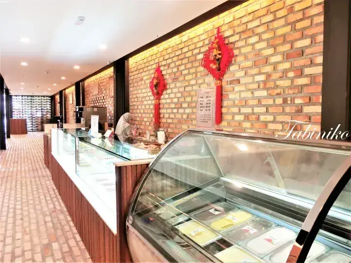 ガラスケースとレンガ壁の装飾が特徴的なベーカリー店内