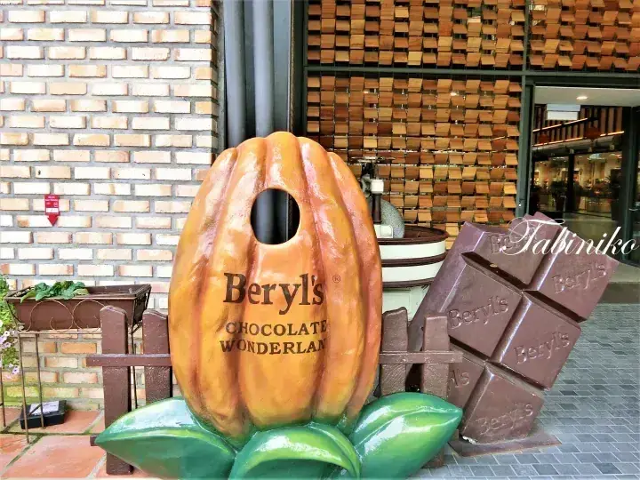 Beryl’s Chocolate Wonderlandの入口にある大きなカカオポッドの彫像とチョコレートバーのディスプレイ。