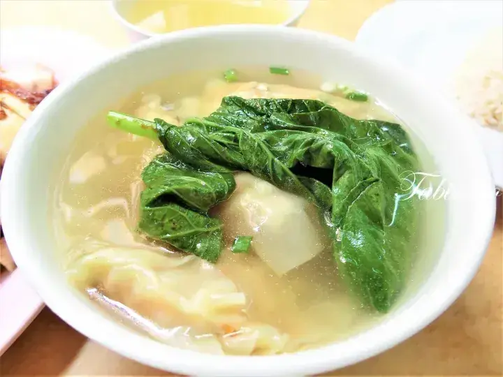 新鮮な緑の野菜と刻みネギが入った透明なワンタンスープ。マレーシアの定番のcomfort foodです。