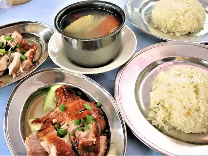 金属製の皿に盛られたマレーシアの焼肉料理、ご飯、スープの盛り合わせ。