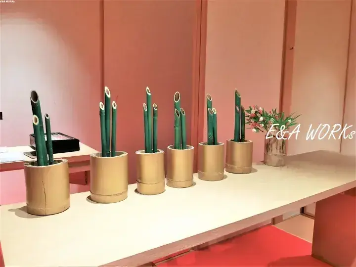 E&A WORKSのカウンターに並ぶ竹の装飾