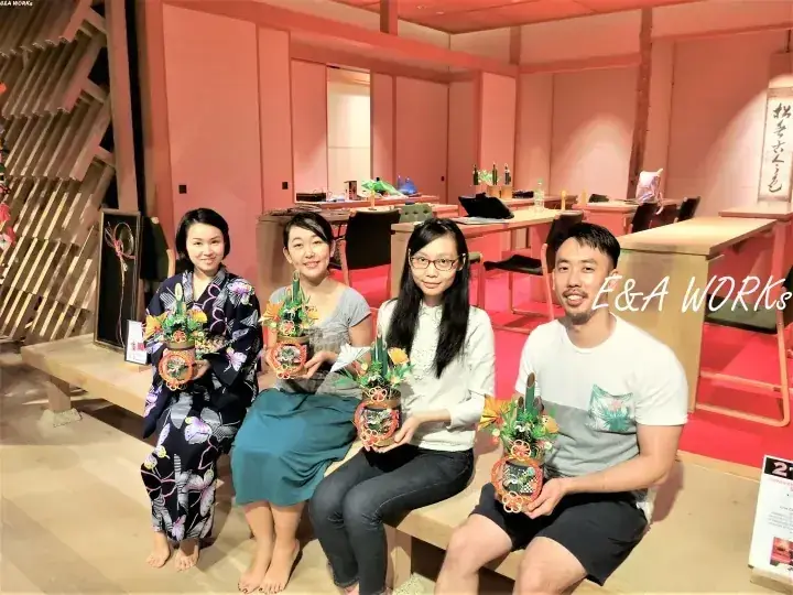 E&A WORKSで手作りの工芸品を持つ4人。
