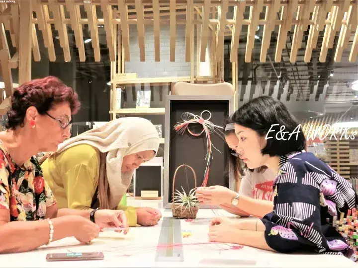 E&A Worksで女性たちが紐の装飾作品を作るワークショップに参加している様子。