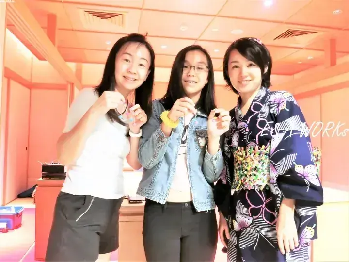 和服を着た女性を含む3人の女性が、室内でポーズをとっている。