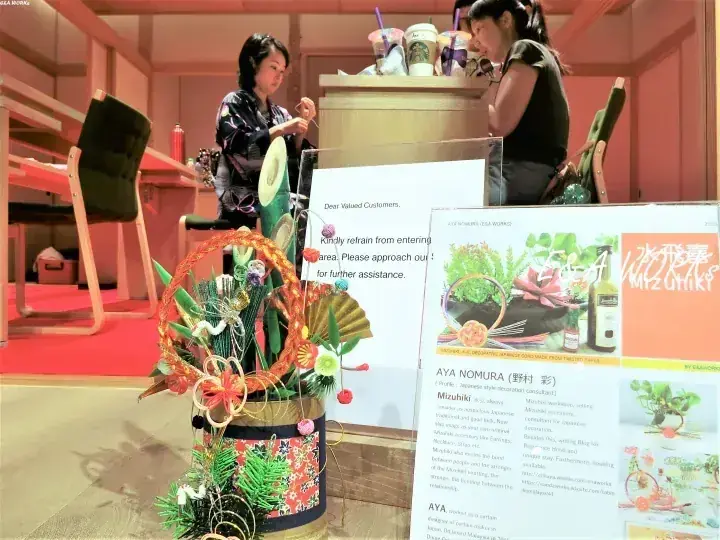Mizutakiのワークショップで生け花を披露する野村彩さん。