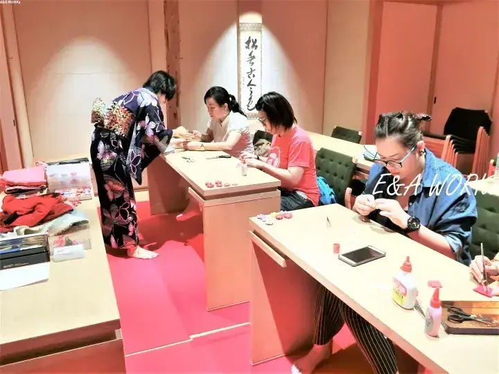 着物を着た女性が参加する伝統工芸のワークショップの様子。