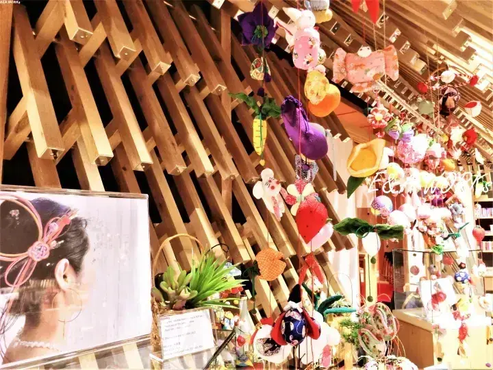 マレーシアの工芸店で木製の格子天井から吊るされた色とりどりの手作りの布製オーナメント。