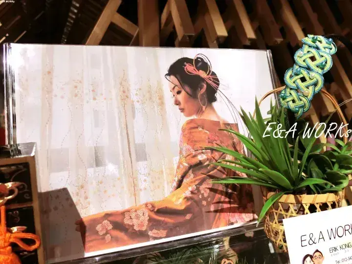 着物を着た女性の展示と、緑の植物とE&A Worksのロゴが入った編みかご。