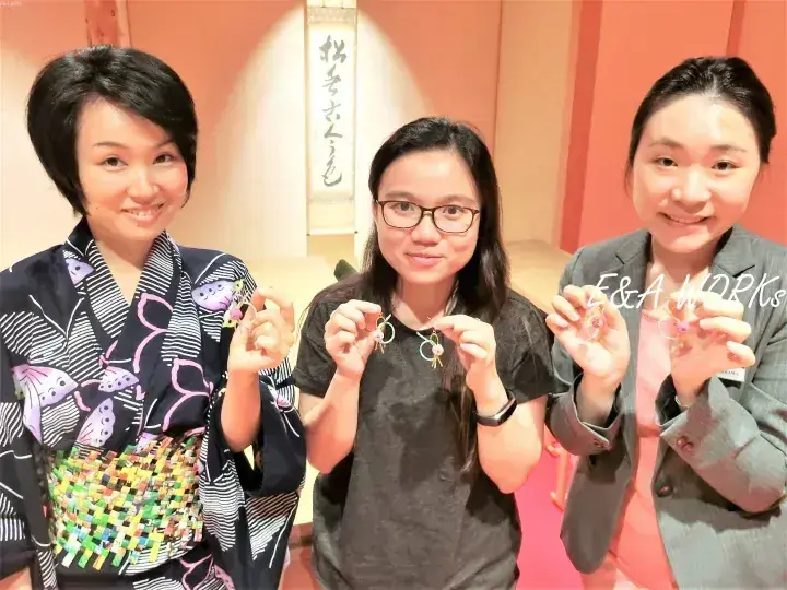 三位女性在活動中展示手工珠寶,其中一位穿著傳統和服。