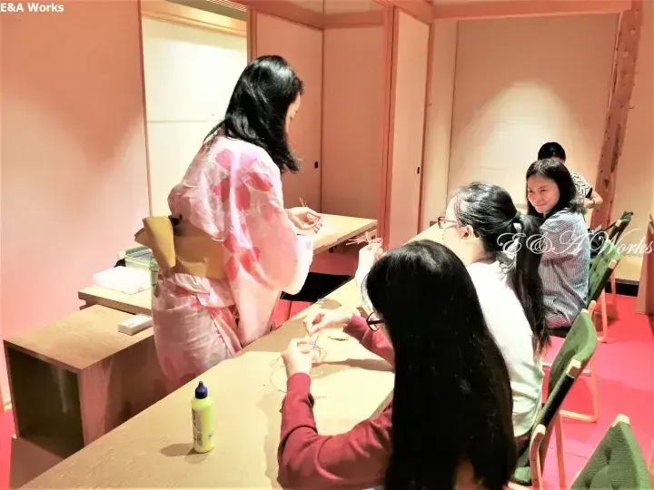馬來西亞E&A Works內,身穿粉色和服的女性正在參與傳統工藝工作坊。