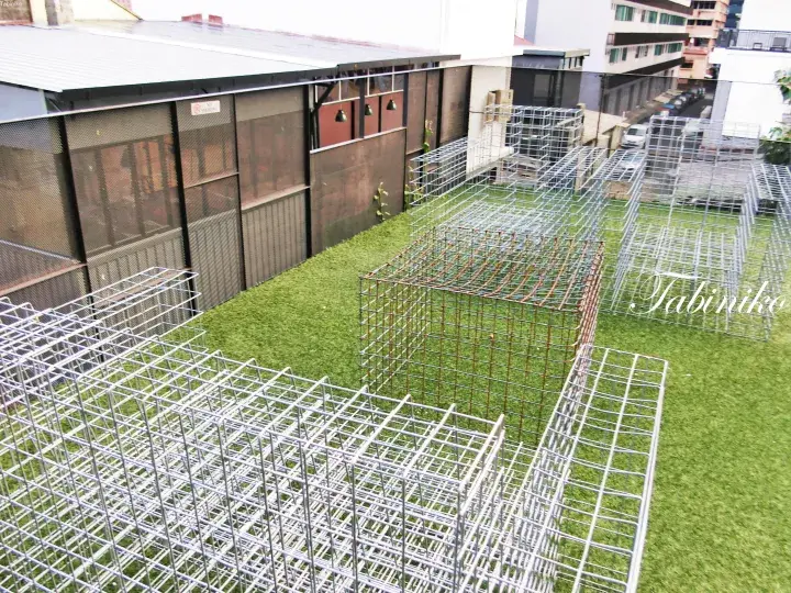 人工芝の上に設置された建設用の金属製グリッドフレーム。