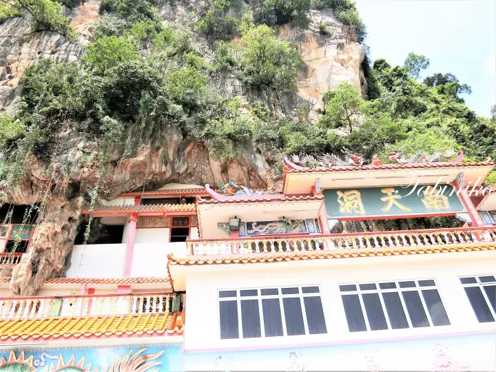 断崖に建てられた「南天山」と書かれた看板のある中国寺院。