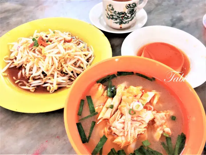 マレーシアのコーヒーショップで提供される、もやしと鶏肉のミーとコーヒーカップ。