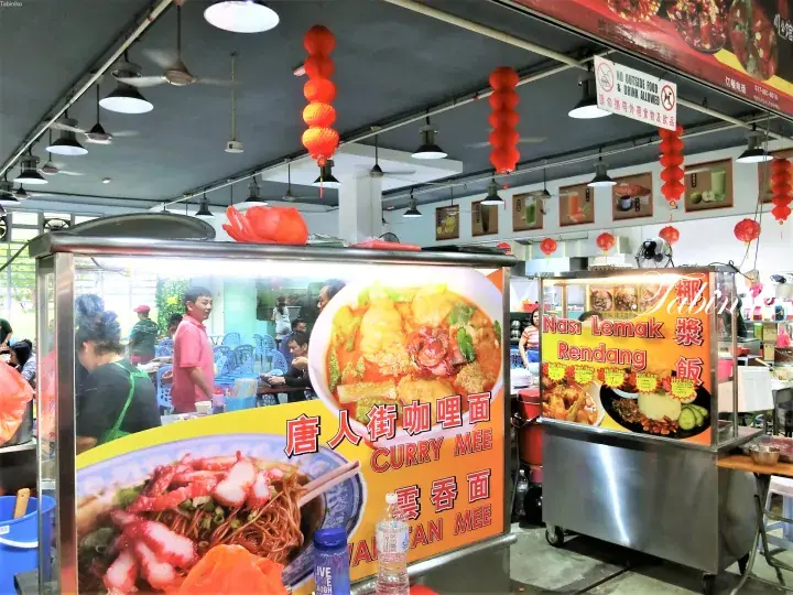 マレーシアの屋台街で「唐人街咖哩面」や「椰漿飯」の看板を掲げたフードスタールーム。