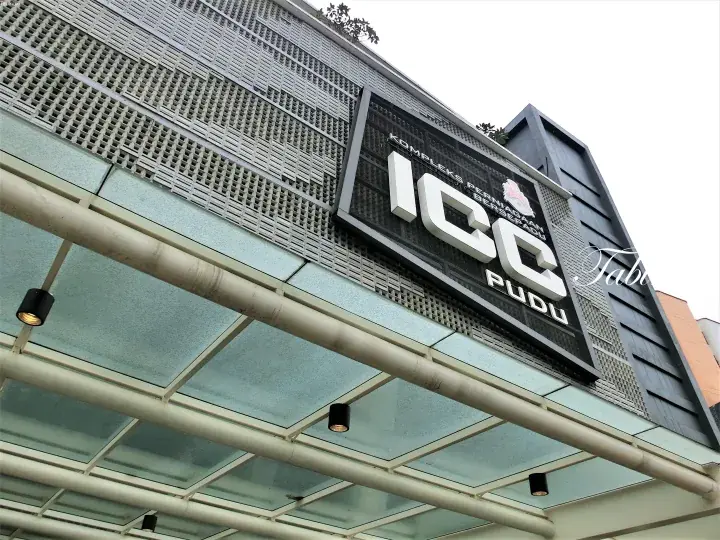 ICC Puduの建物外観と目立つ看板、モダンな建築ファサード。