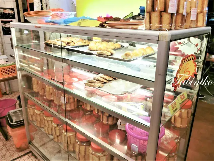 クイやパスタリーが並ぶマレーシアのベーカリーのガラスケース。