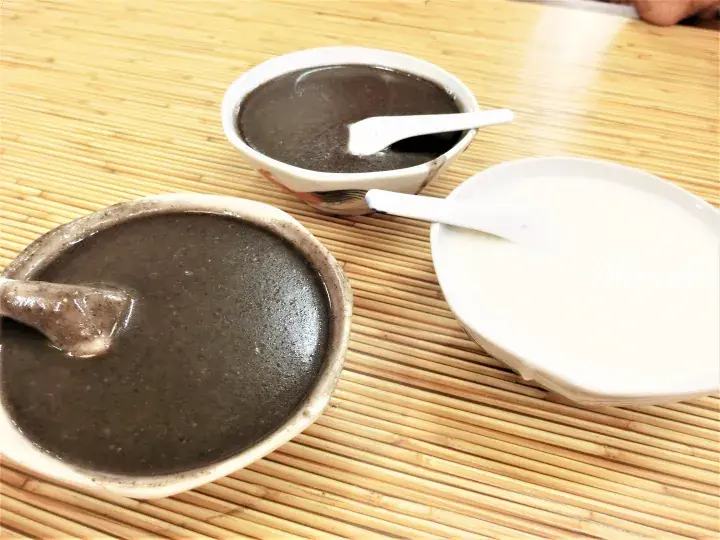 竹マットの上に置かれた黒胡麻スープと白豆乳など、伝統的なマレーシアのデザート3種類