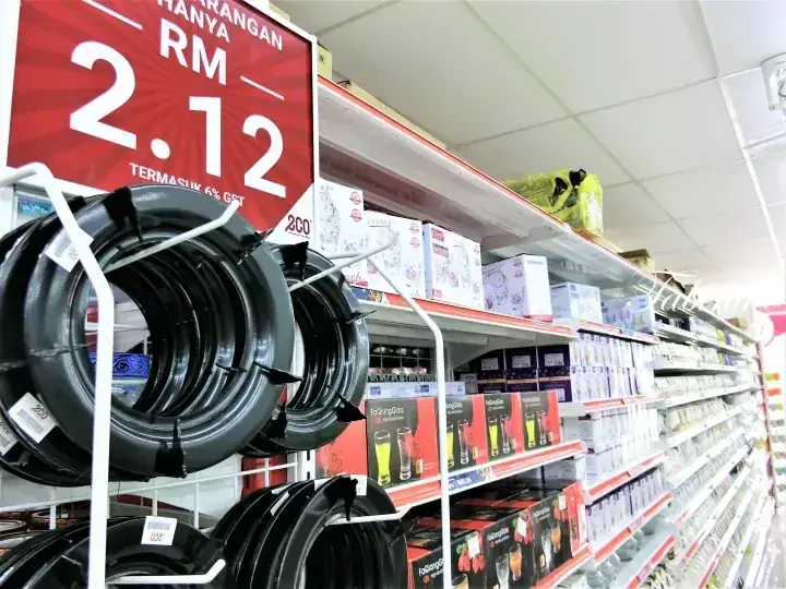Black plastic plates on display with a red price tag showing RM 2.12 in a Malaysian store aisle.