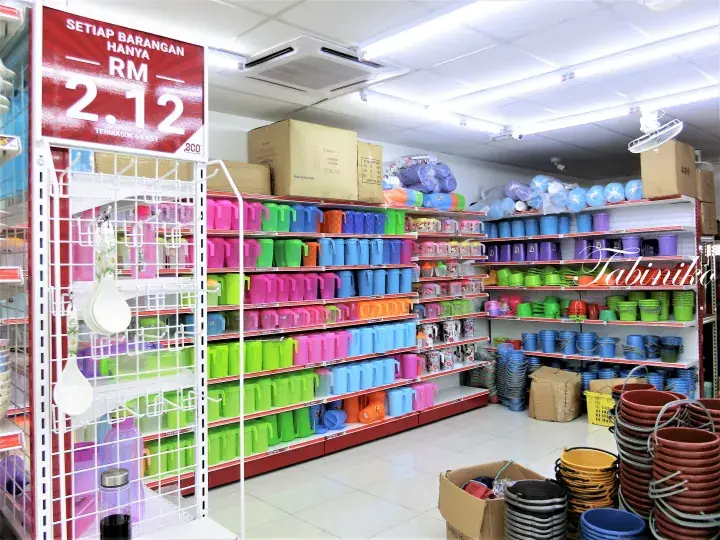 マレーシアの2.12リンギットショップで、棚に色とりどりのプラスチック製品が並ぶ店内。