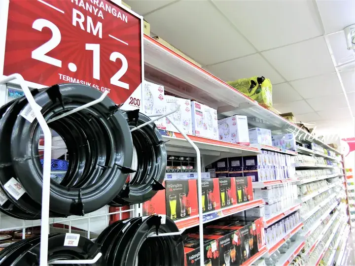 マレーシアの店舗の棚に並んだ黒いプラスチック皿と、RM 2.12の赤い値札。