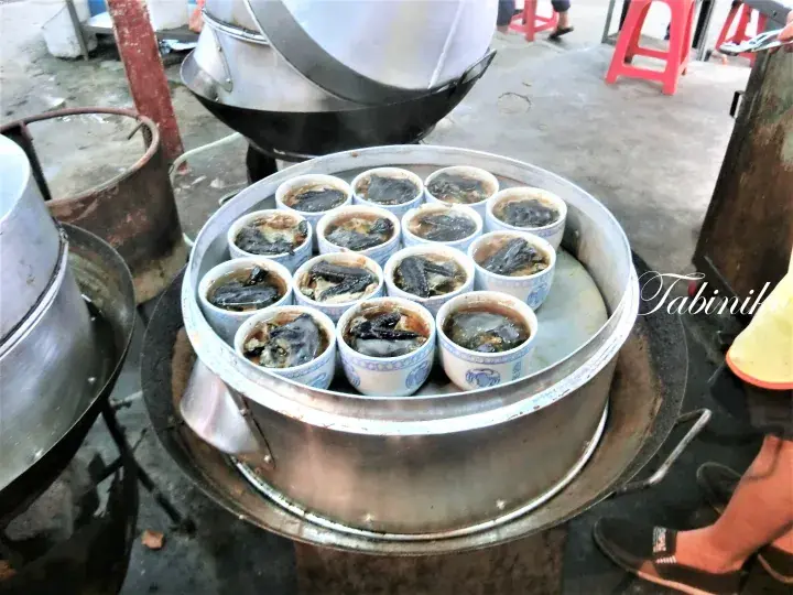 マレーシアの屋台で蒸し料理を焼く大型金属蒸し器と陶器の器。