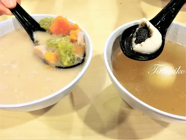 カラフルなゼリーと黒ゴマ餡の餅が入ったマレーシアのデザートスープ2杯。