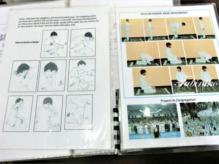 Wuduのやり方と基本的な礼拝の動作を示すイラスト、および礼拝集会の写真が掲載された開かれた冊子。